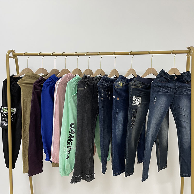 Razones del caos en el mercado de ropa usado